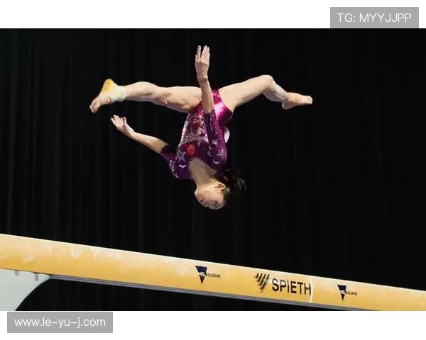 国际体操世界杯精彩纷呈：顶尖选手争夺金牌，赛场激烈角逐